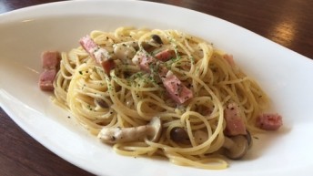 キノコとベーコンのペペロンチーノ