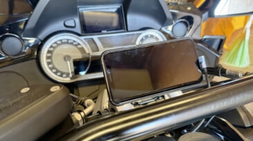 MagSafe でスマホを固定する。