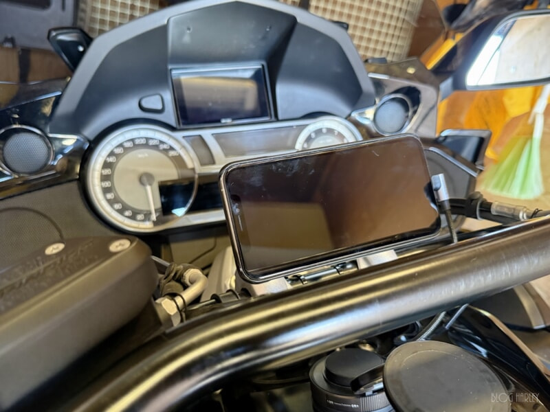 MagSafe でスマホを固定する。