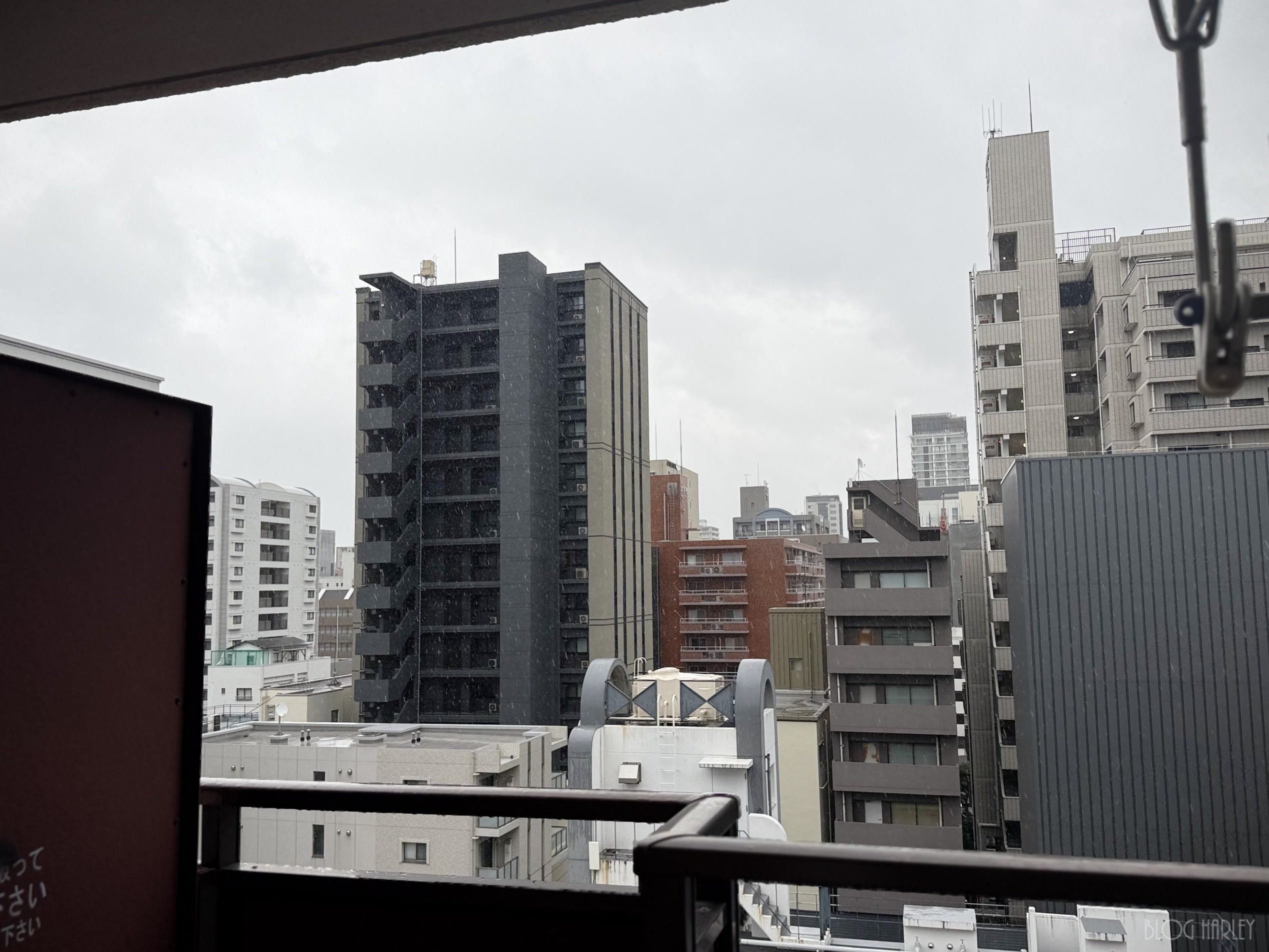 雨の降る朝、ベランダから見た福岡の街並み